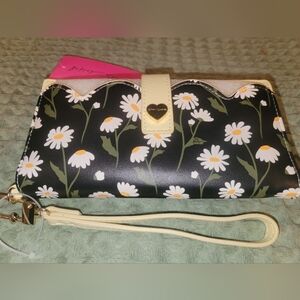 NEW NWT Betsey Johnson  Black and White/Yellow Daisy Wristlet